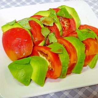 トマトとアボカド山葵バジルのサラダ